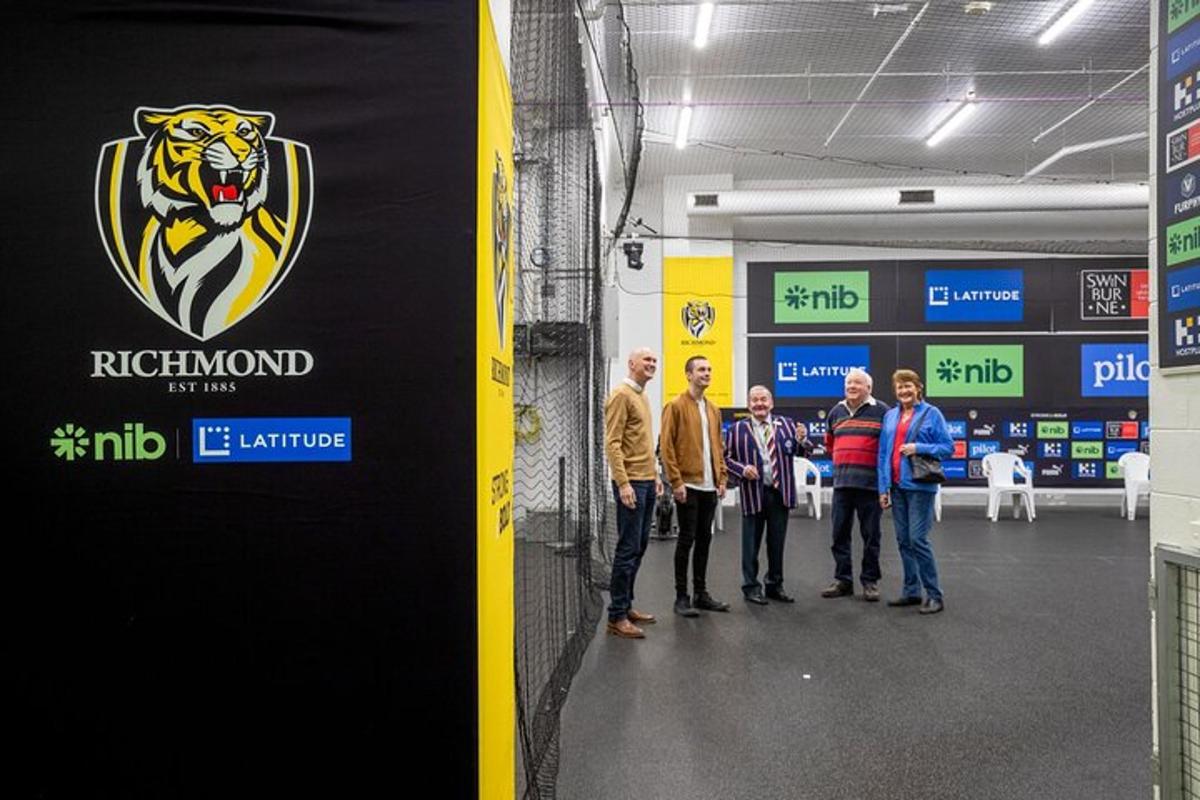eine Gruppe von Männern steht neben einem Schild mit einem Tiger darauf