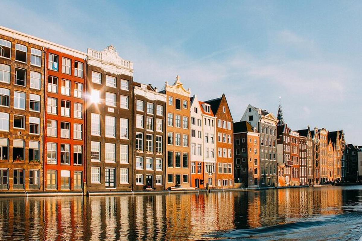 una fila di edifici accanto a un fiume con un gruppo