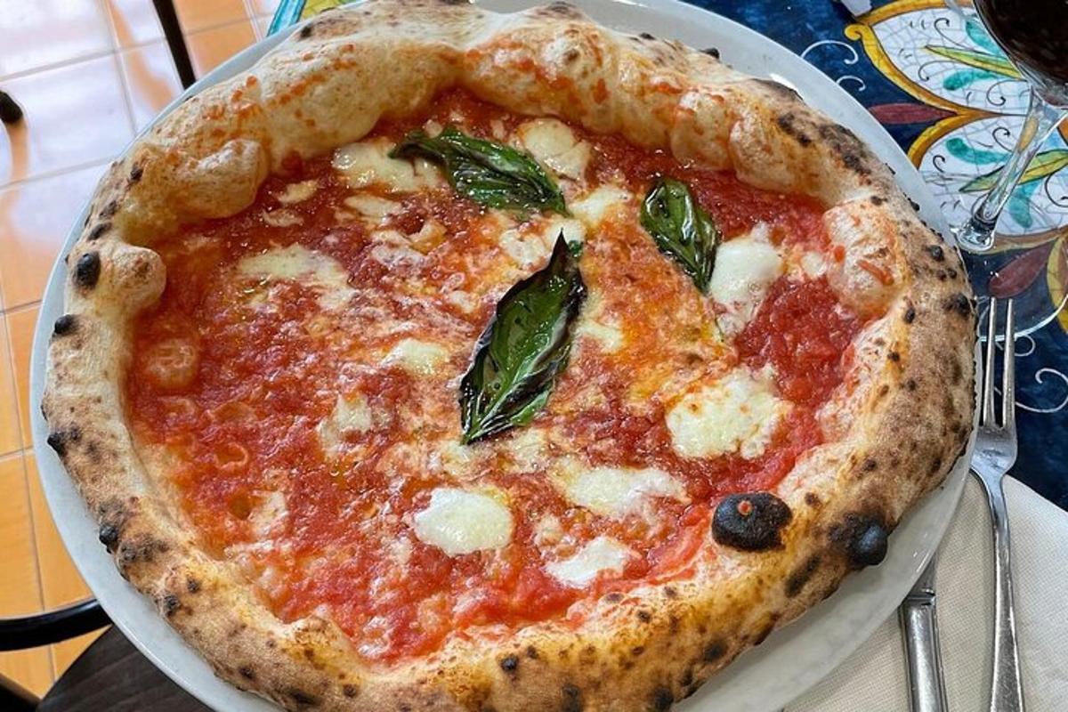 pizza sem stendur á diski á borði