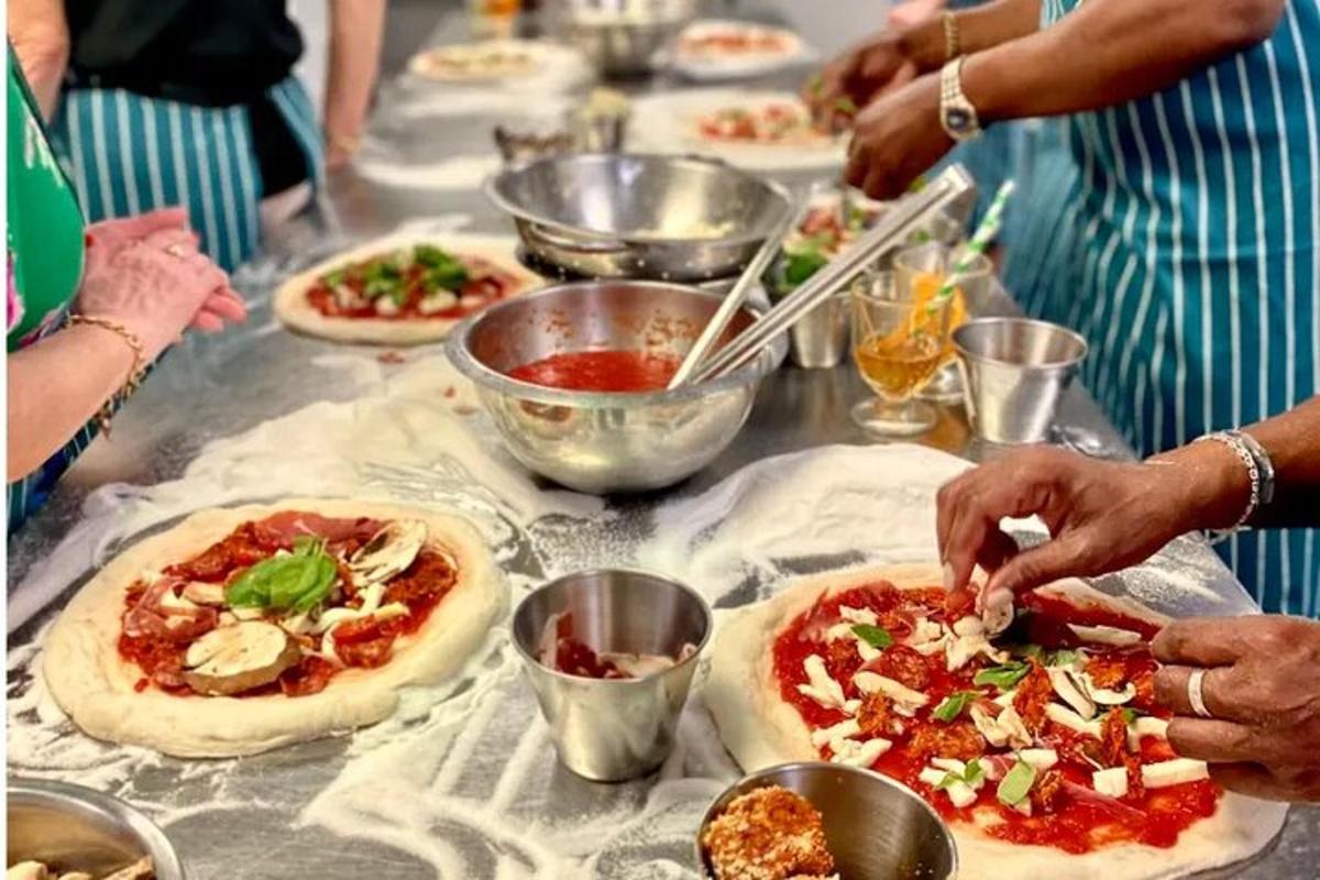 hópur fólks að búa til pizzur á borði
