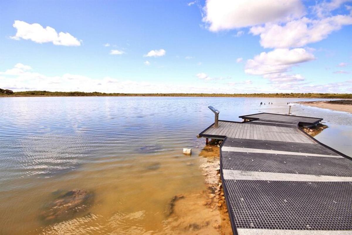 Un barco está en medio de un lago.