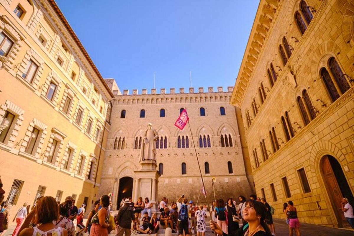 un gruppo di persone in piedi davanti a un edificio