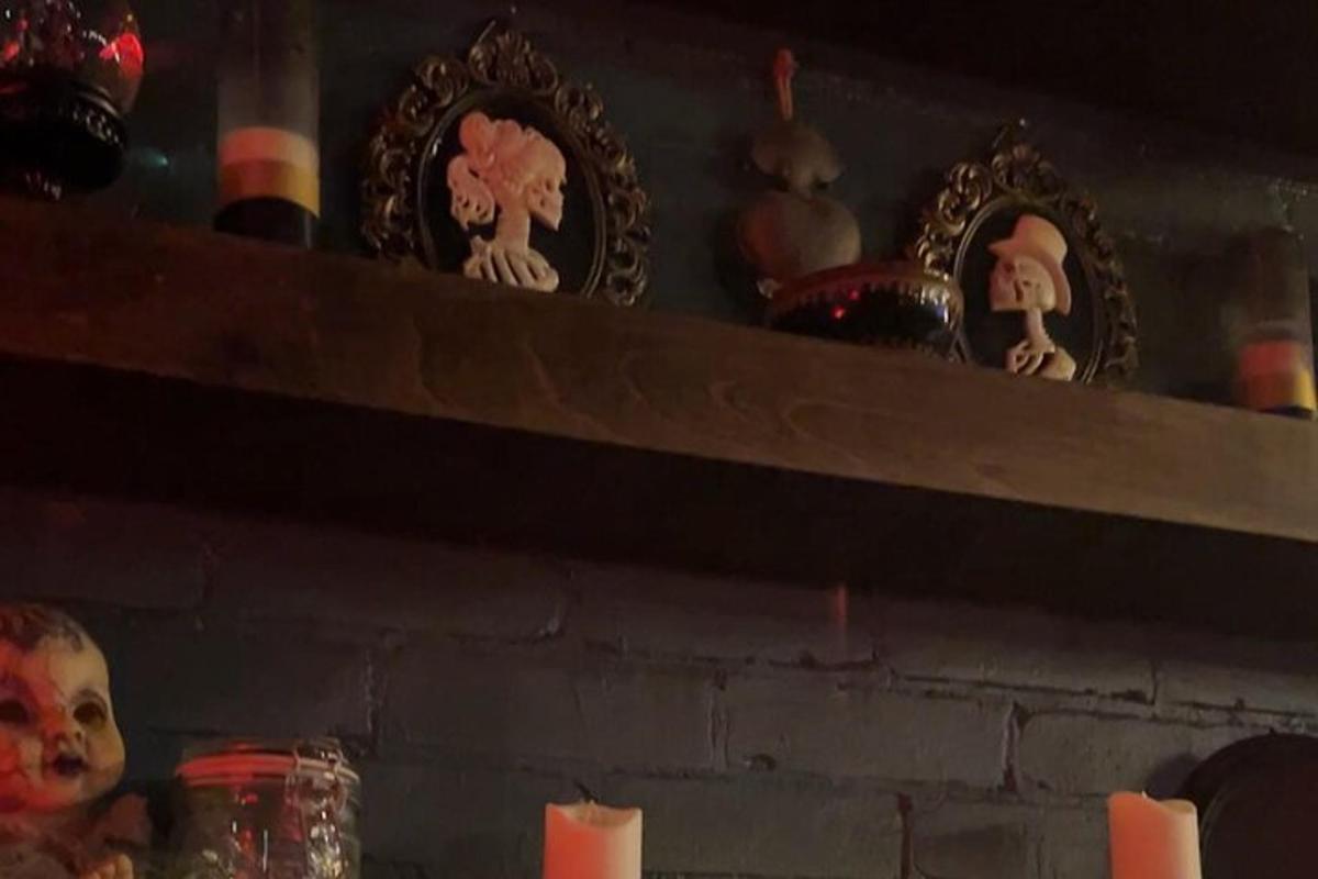 Un estante con velas y otros artículos.