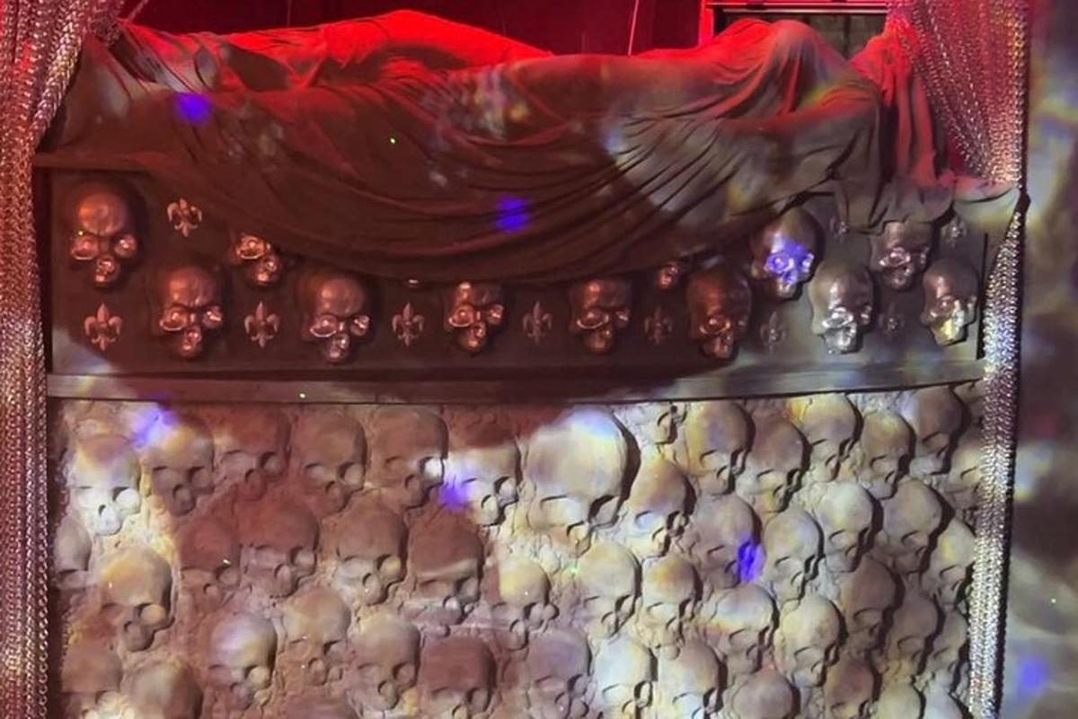 uma vitrine cheia de caveiras e outras estatuetas