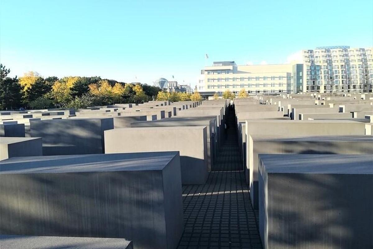 een rij betonnen barrières voor een gebouw