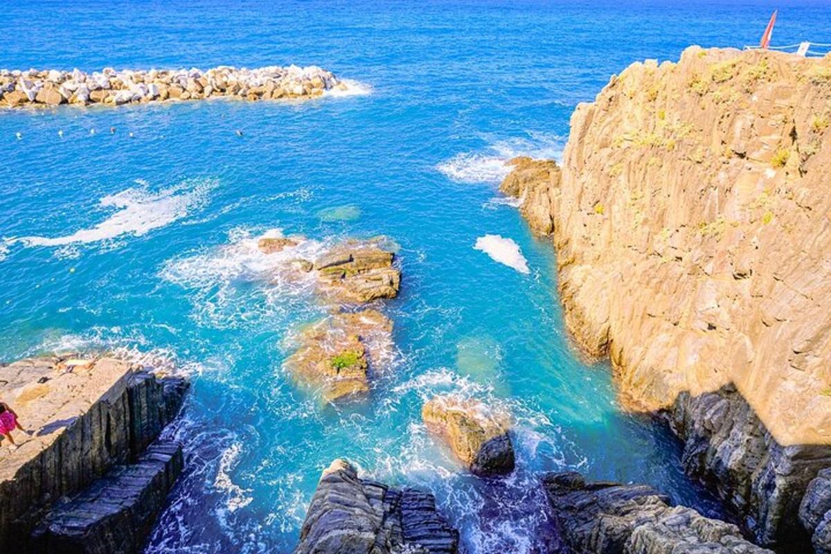 uma vista aérea do oceano perto de uma costa rochosa