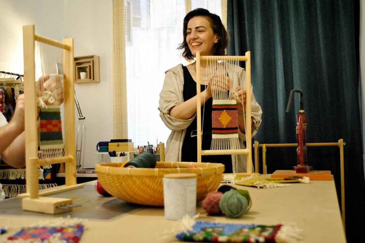 žena drží kus dřeva