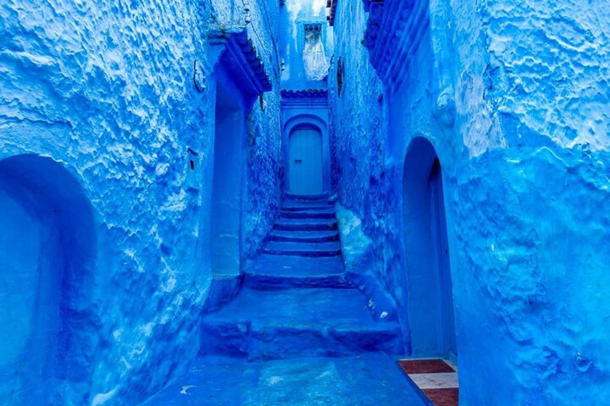 un passadís blau amb escales en un edifici blau
