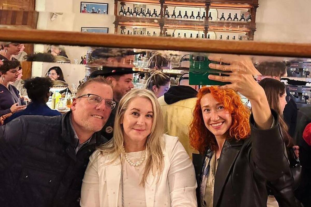 un gruppo di persone che posano per una foto in un bar