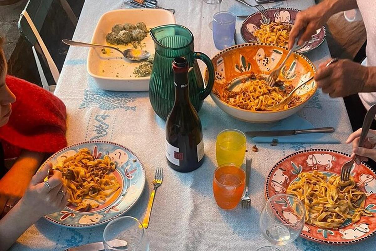 o masă cu farfurii cu mâncare și o sticlă de vin