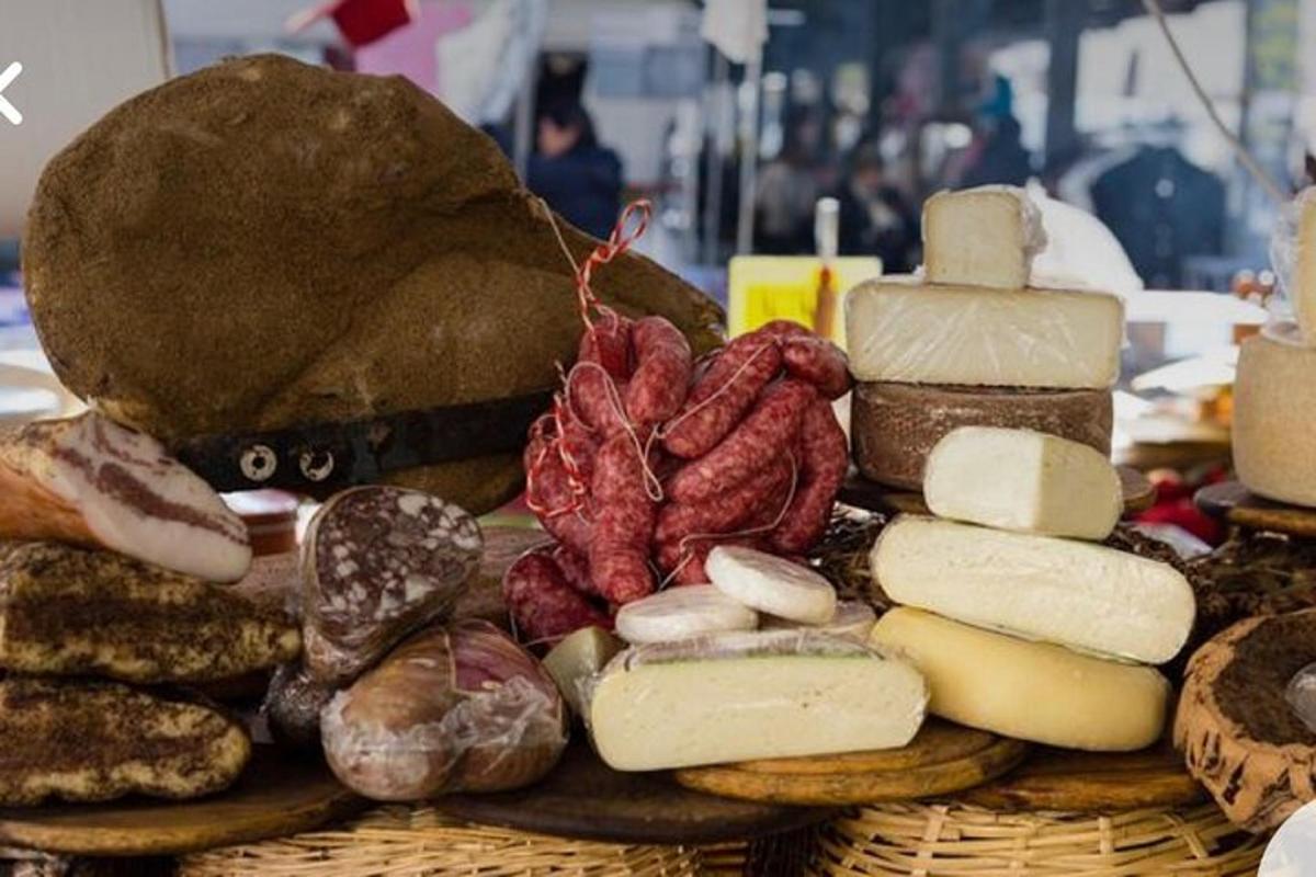 o mulțime de tipuri diferite de brânzeturi și mezeluri