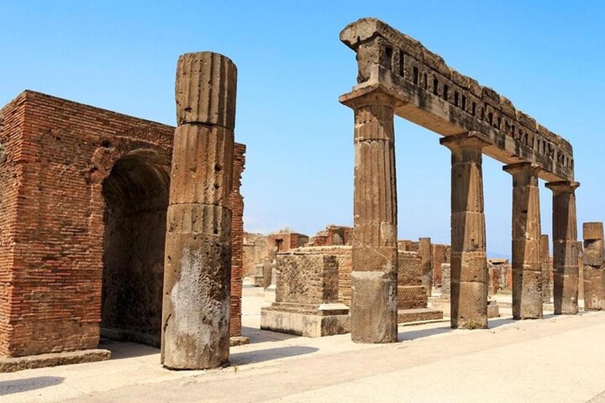 μια αψίδα και κίονες στα ερείπια ενός κτιρίου