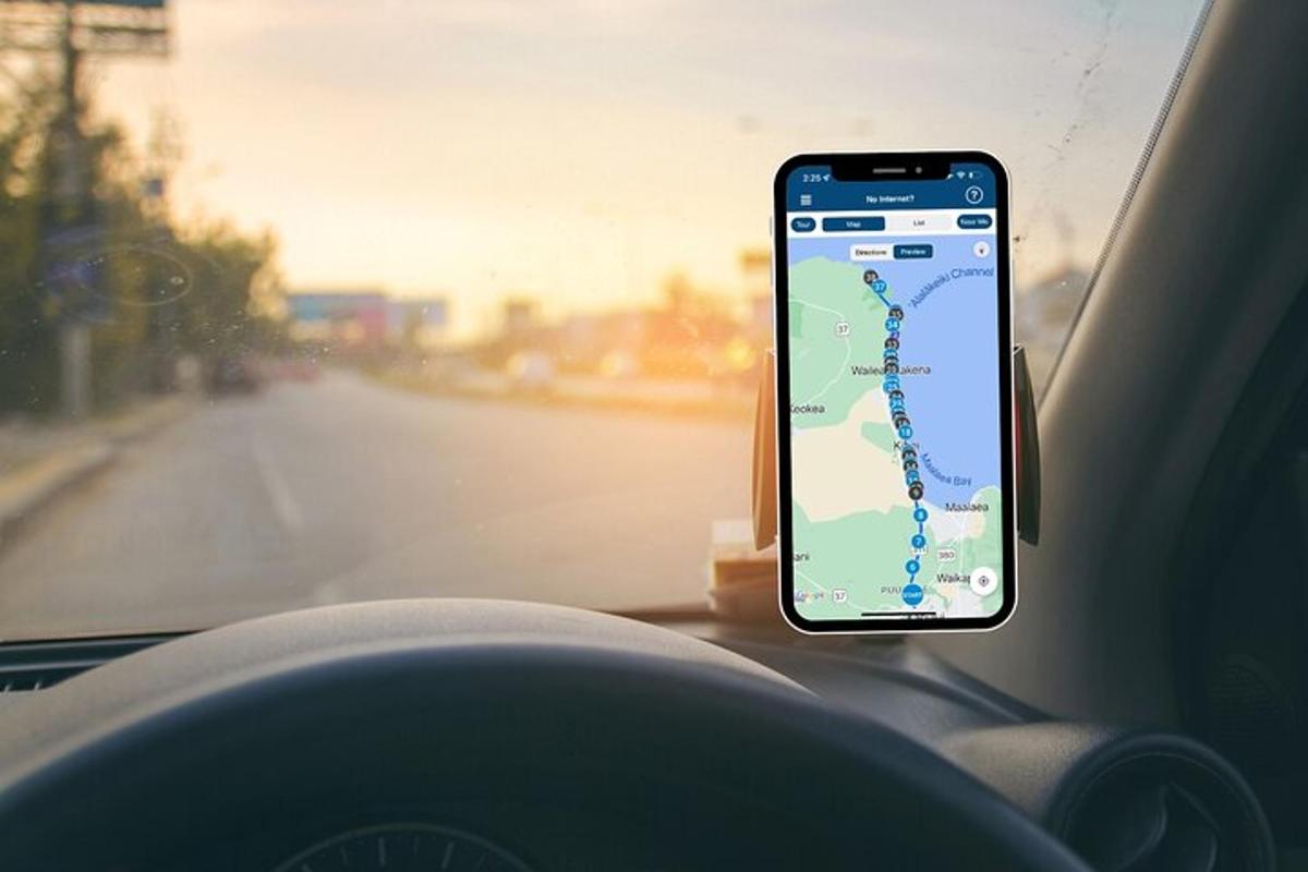 mobilní telefon ležící na palubní desce auta