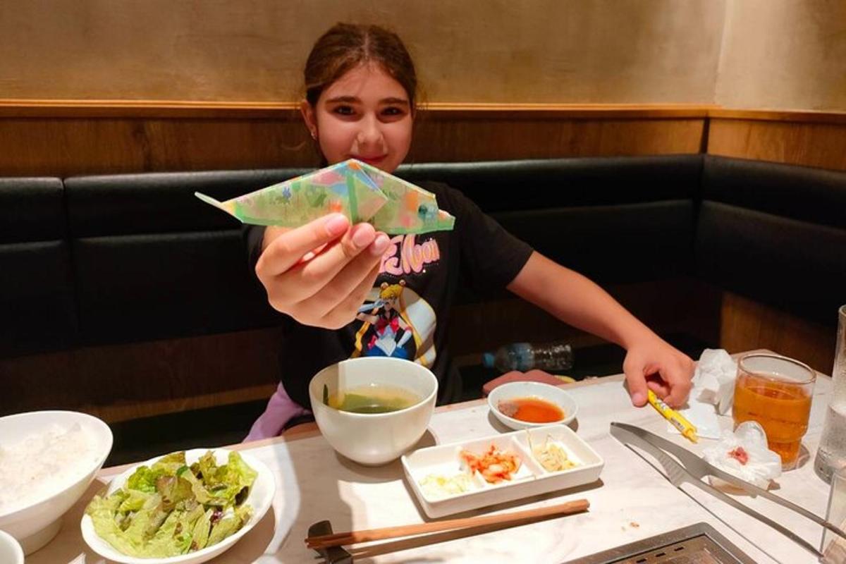 una mujer sentada en una mesa con un plato de comida