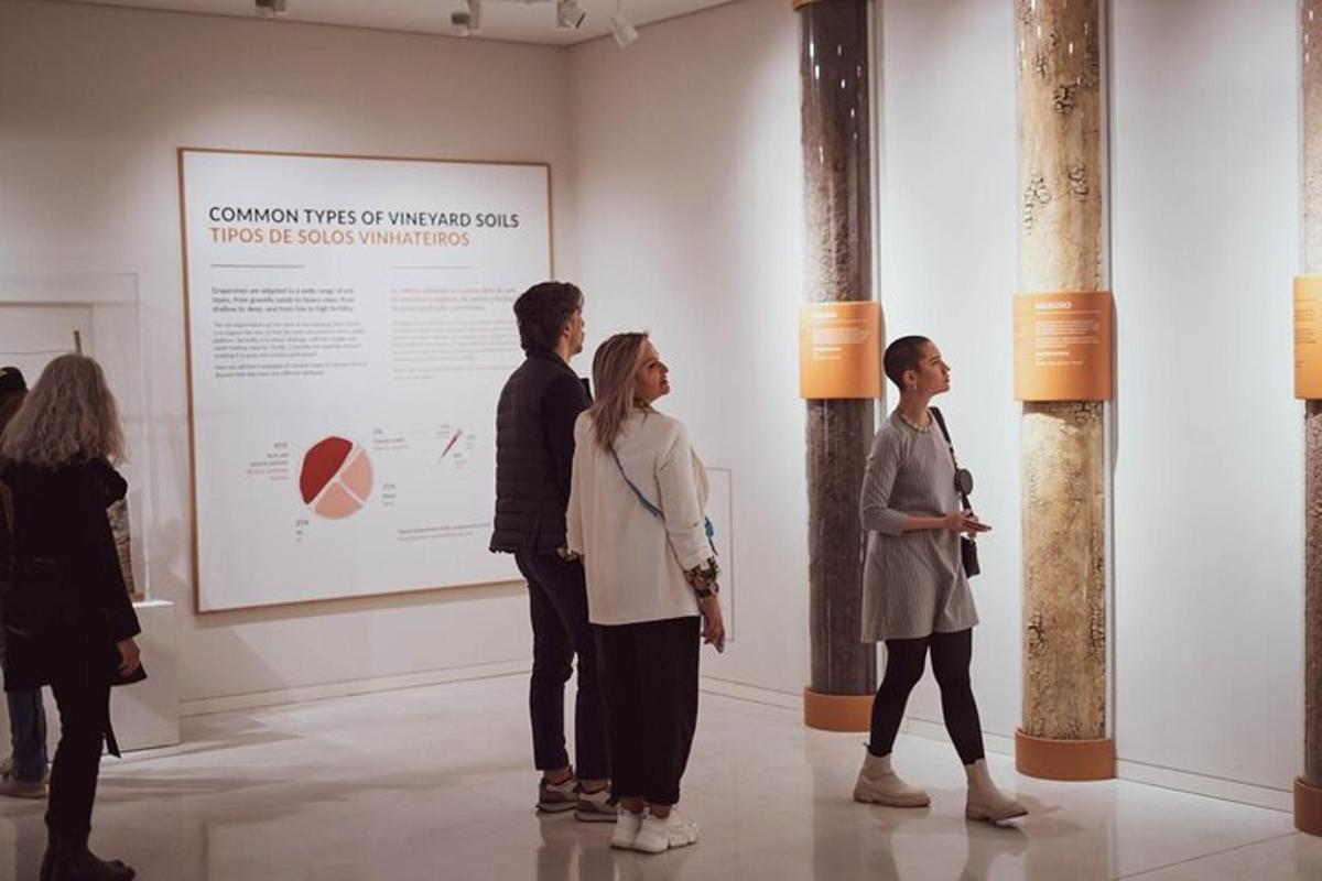 um grupo de pessoas olhando para uma pintura em um museu