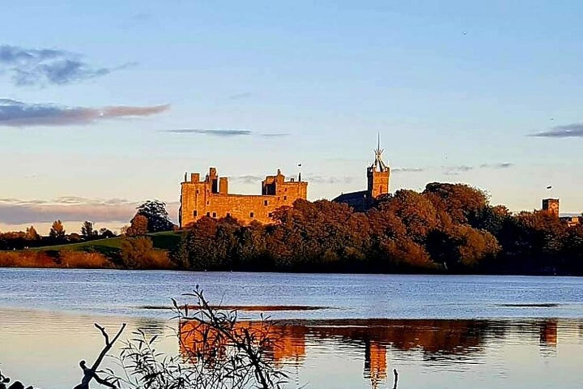 un castell situat en un turó al costat d'una massa d'aigua