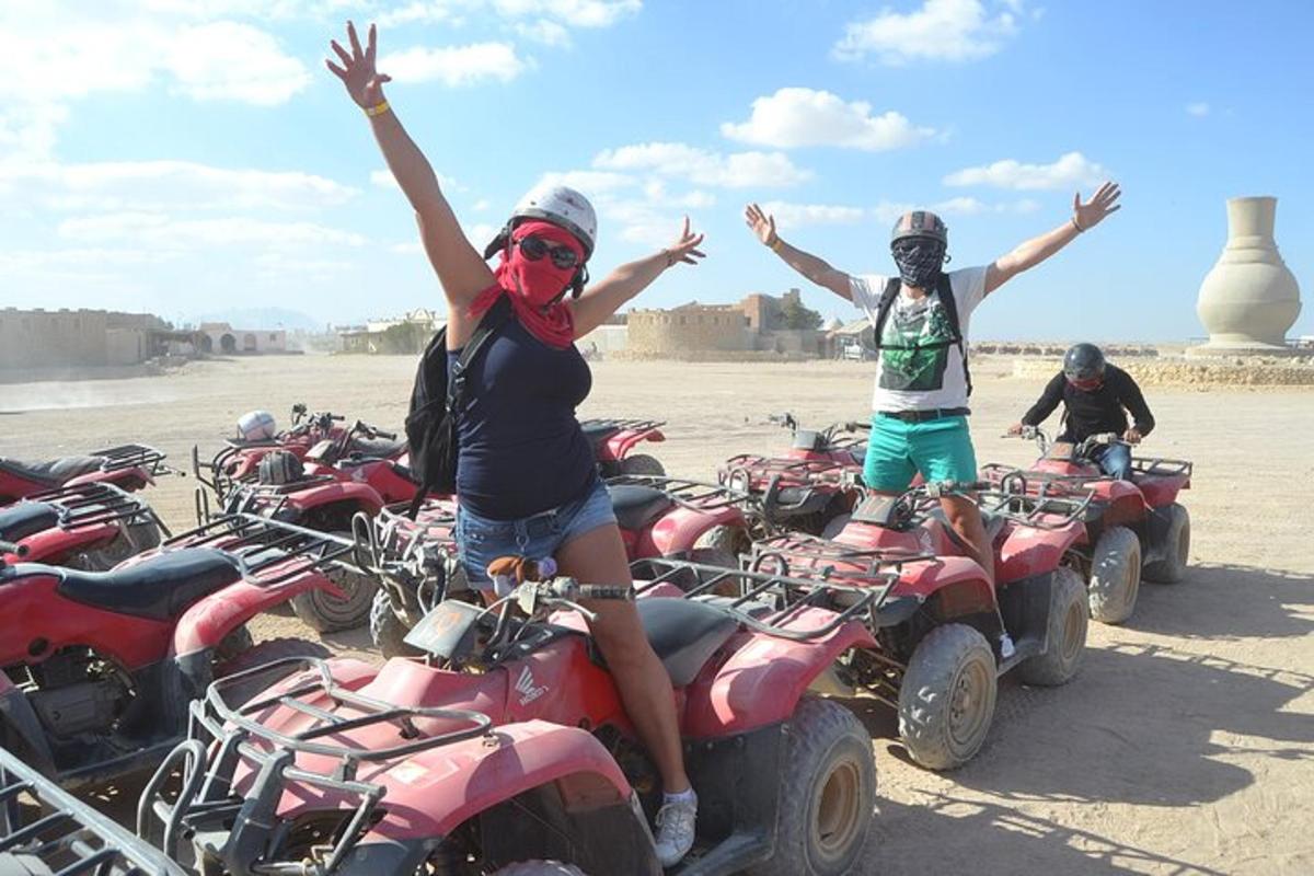 sekumpulan orang di atv di padang pasir