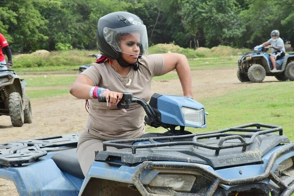 una dona amb casc a sobre d'un quad