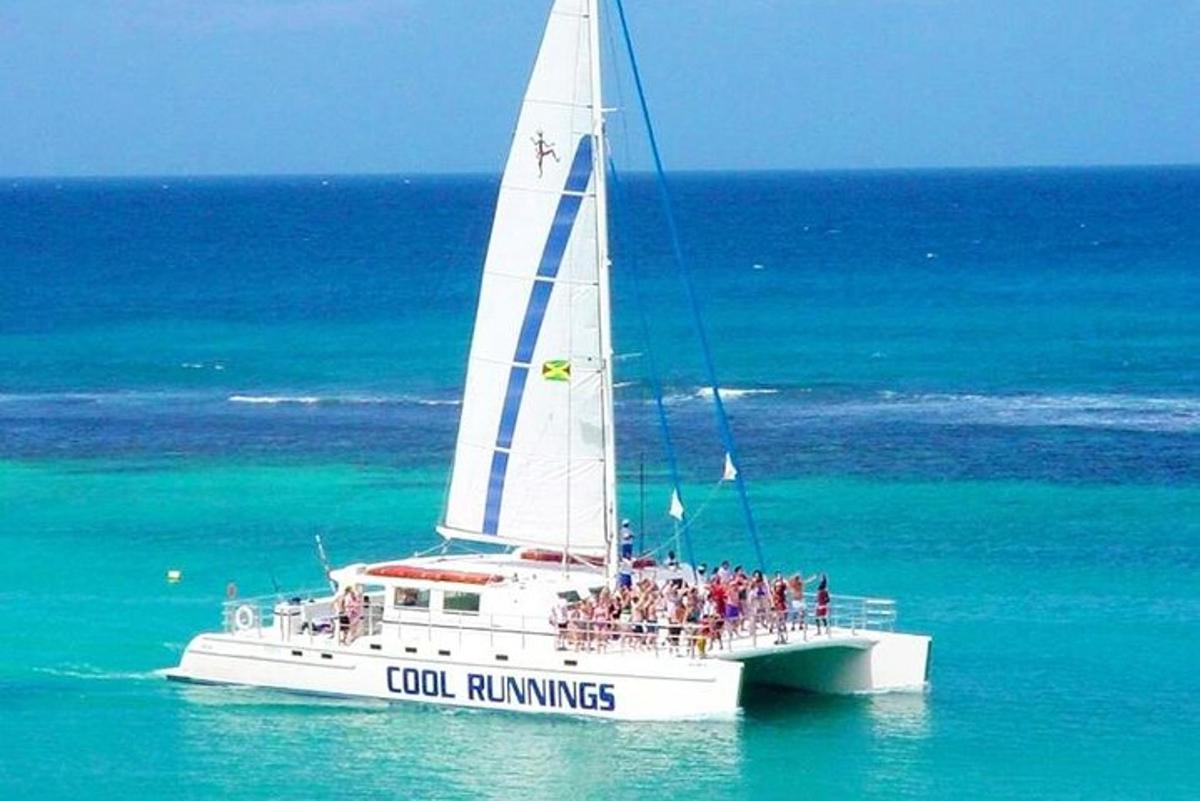 un grup de persones en un veler a l'oceà