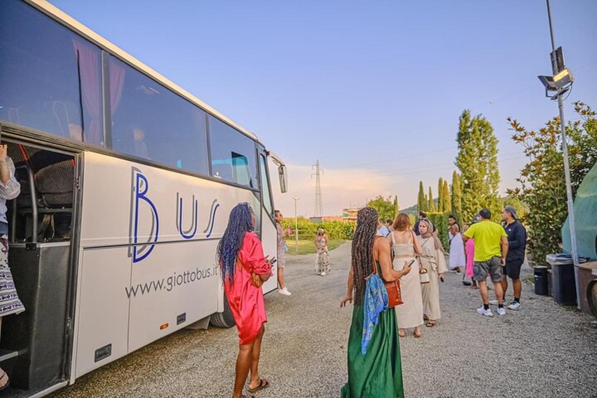 skupina lidí stojících vedle autobusu