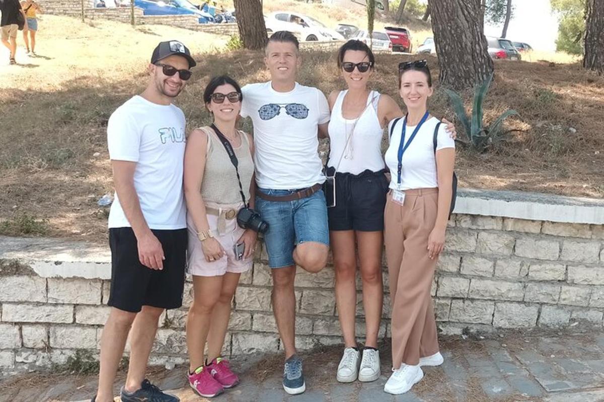 μια ομάδα ανθρώπων που ποζάρουν για μια φωτογραφία