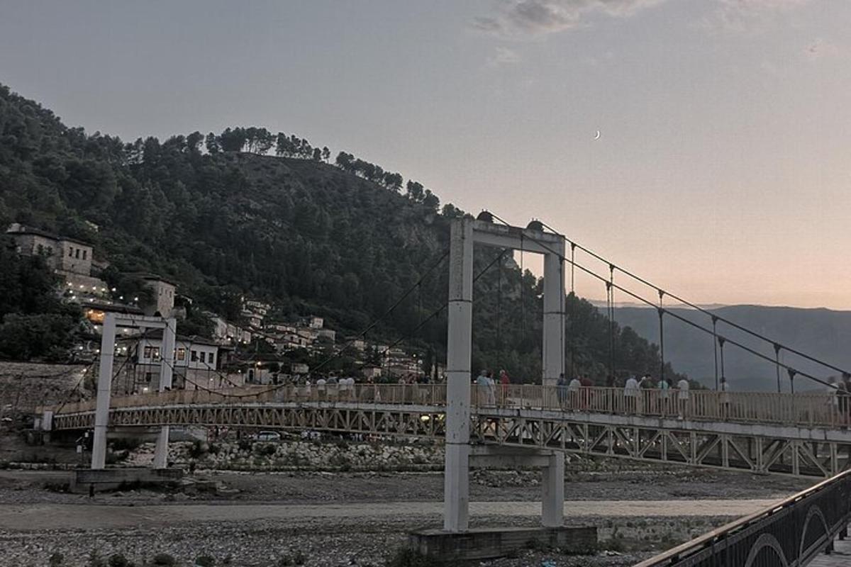 eine Brücke über einen Berg mit Menschen, die darauf gehen