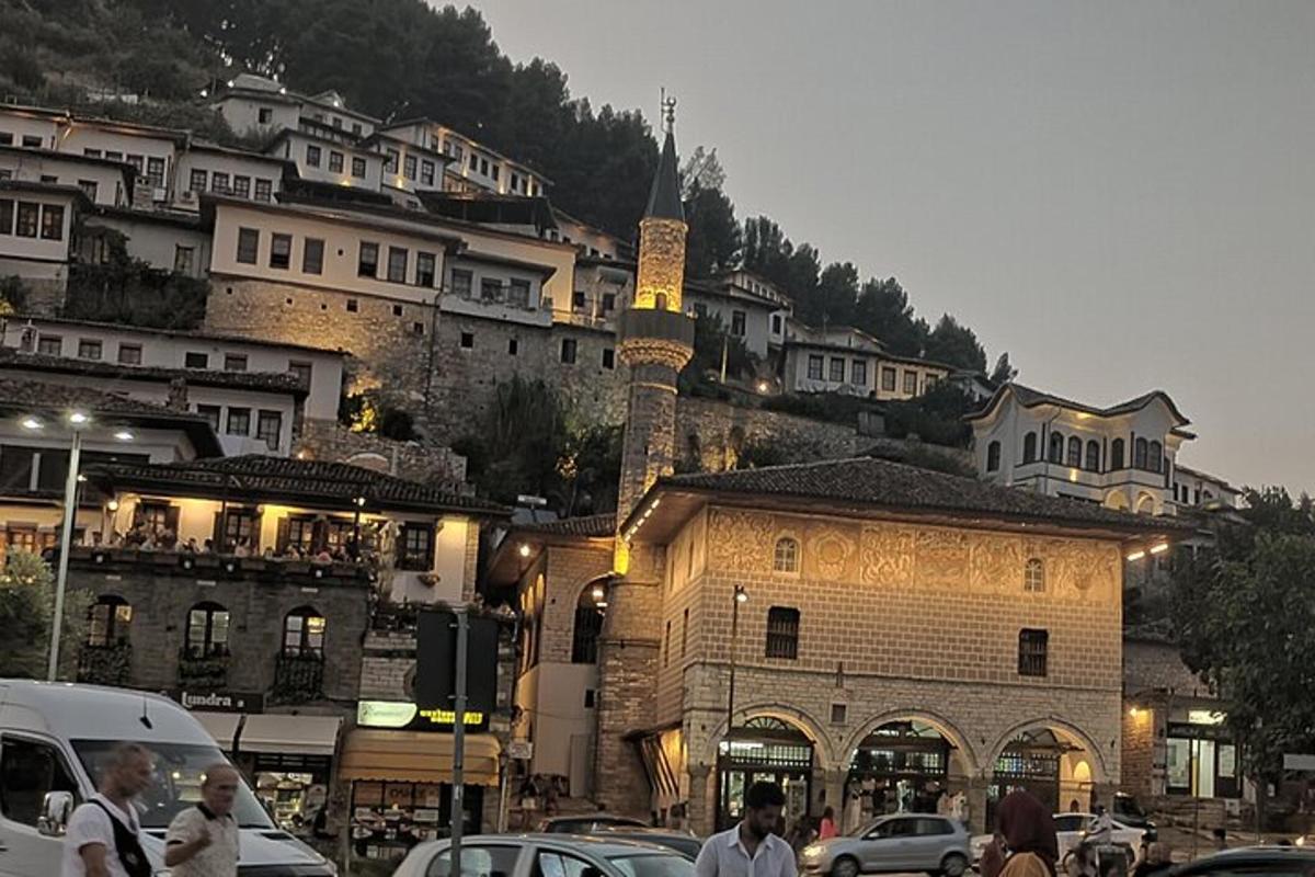 μια ομάδα κτιρίων με έναν πύργο ρολογιού σε μια πόλη