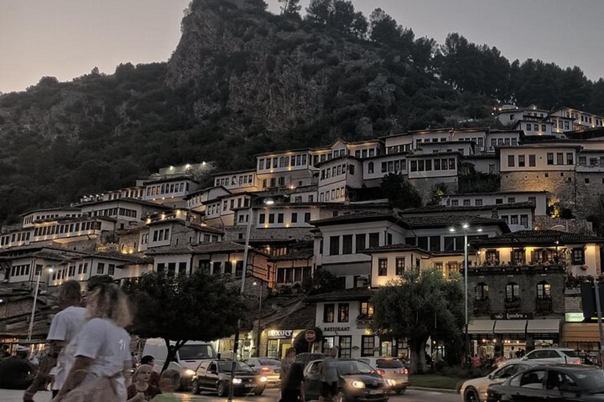 μια πόλη με ένα βουνό με αυτοκίνητα και κτίρια