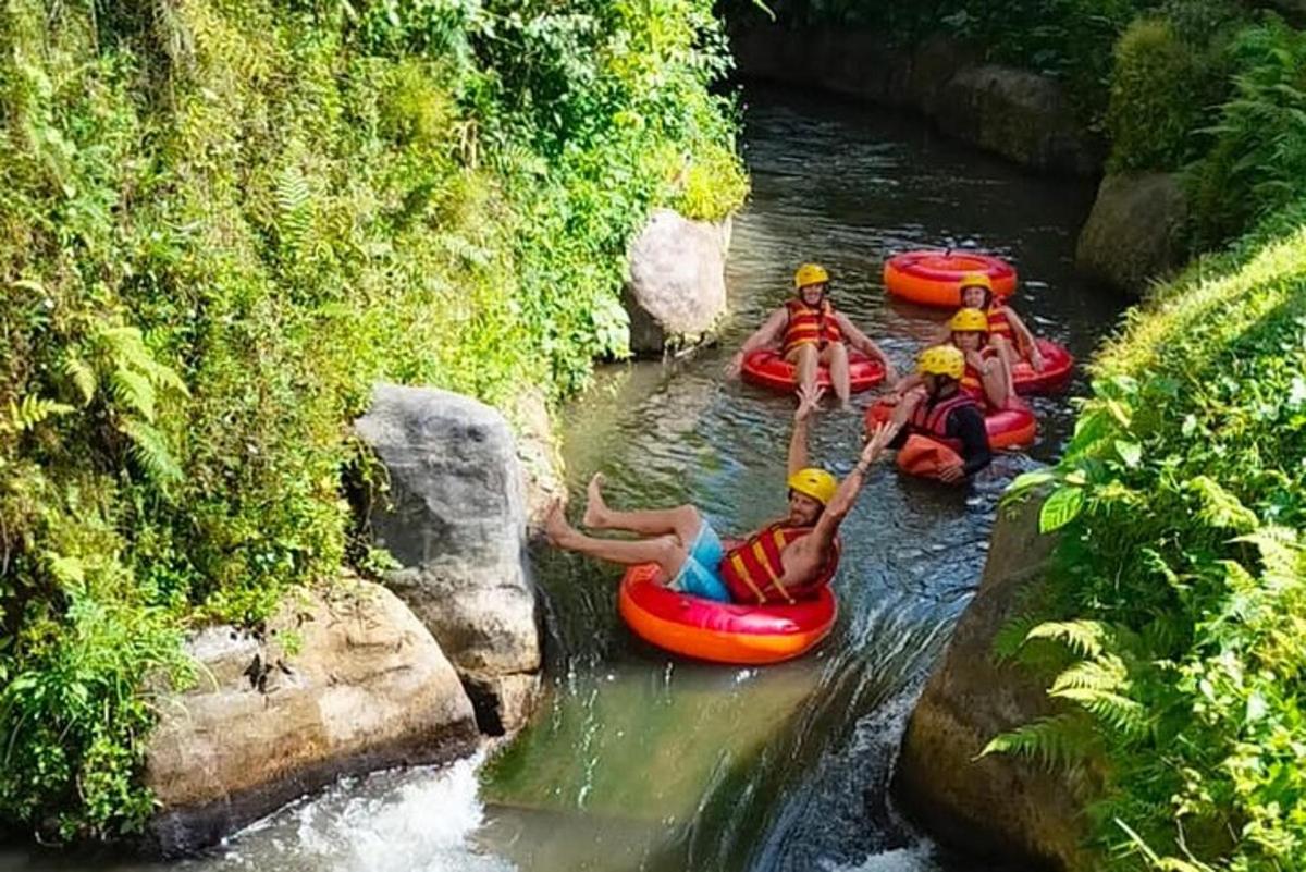 un gruppo di persone che fanno rafting lungo un fiume