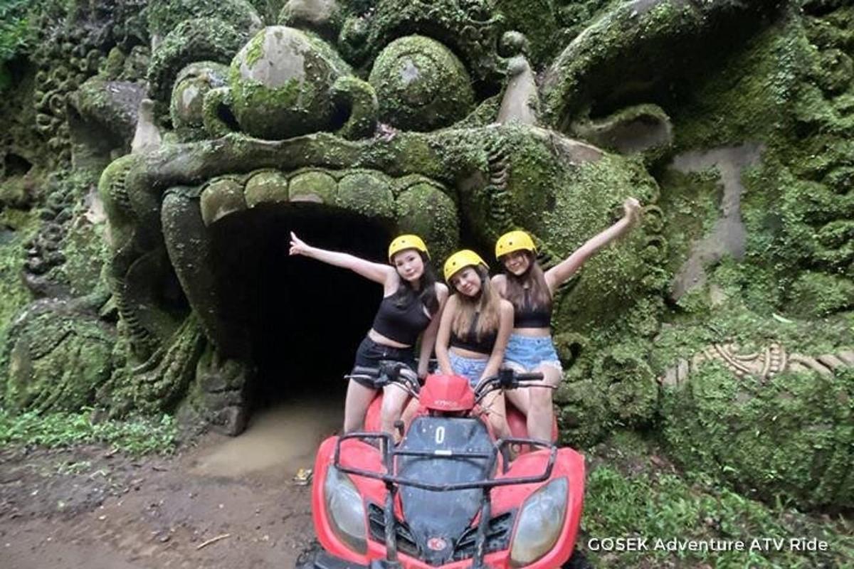 tres noies van en una motocicleta