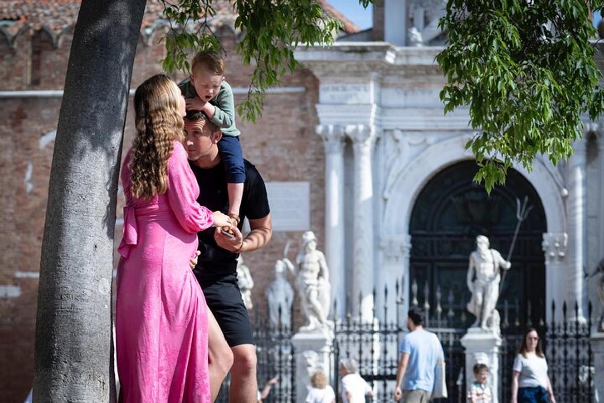 un uomo e una donna che tengono un bambino sulle spalle