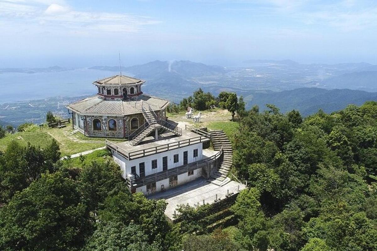 o clădire mare pe vârful unui deal