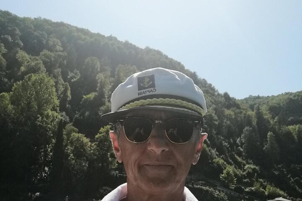 山の前に帽子とサングラスをかけた男性