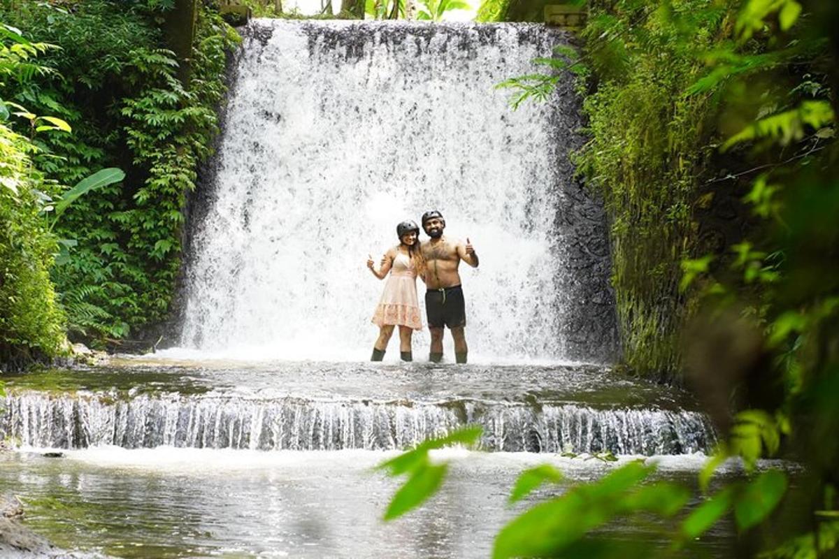 seorang pria dan wanita berdiri di depan air terjun