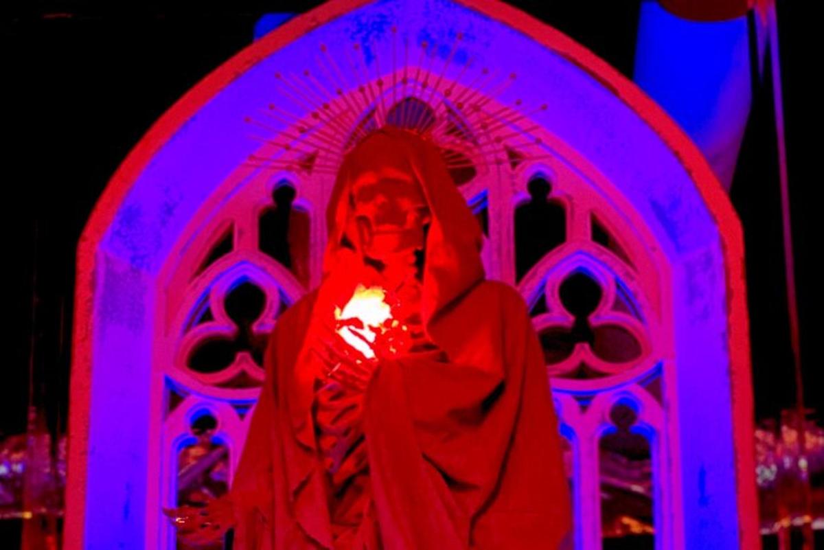 uma estátua de uma mulher com uma luz nas mãos