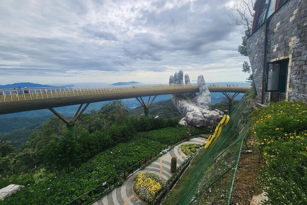 un pod peste o grădină cu vedere la ocean
