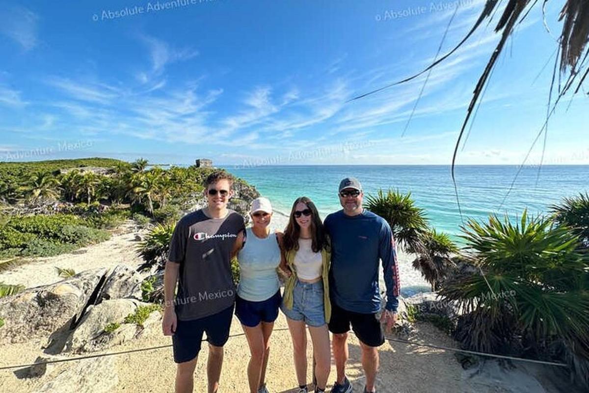 un gruppo di persone in piedi sulla spiaggia