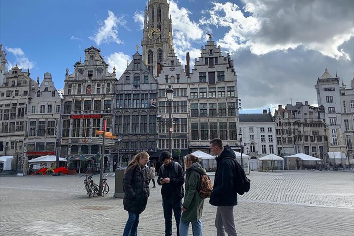 un grup de persones dretes davant d'un gran edifici