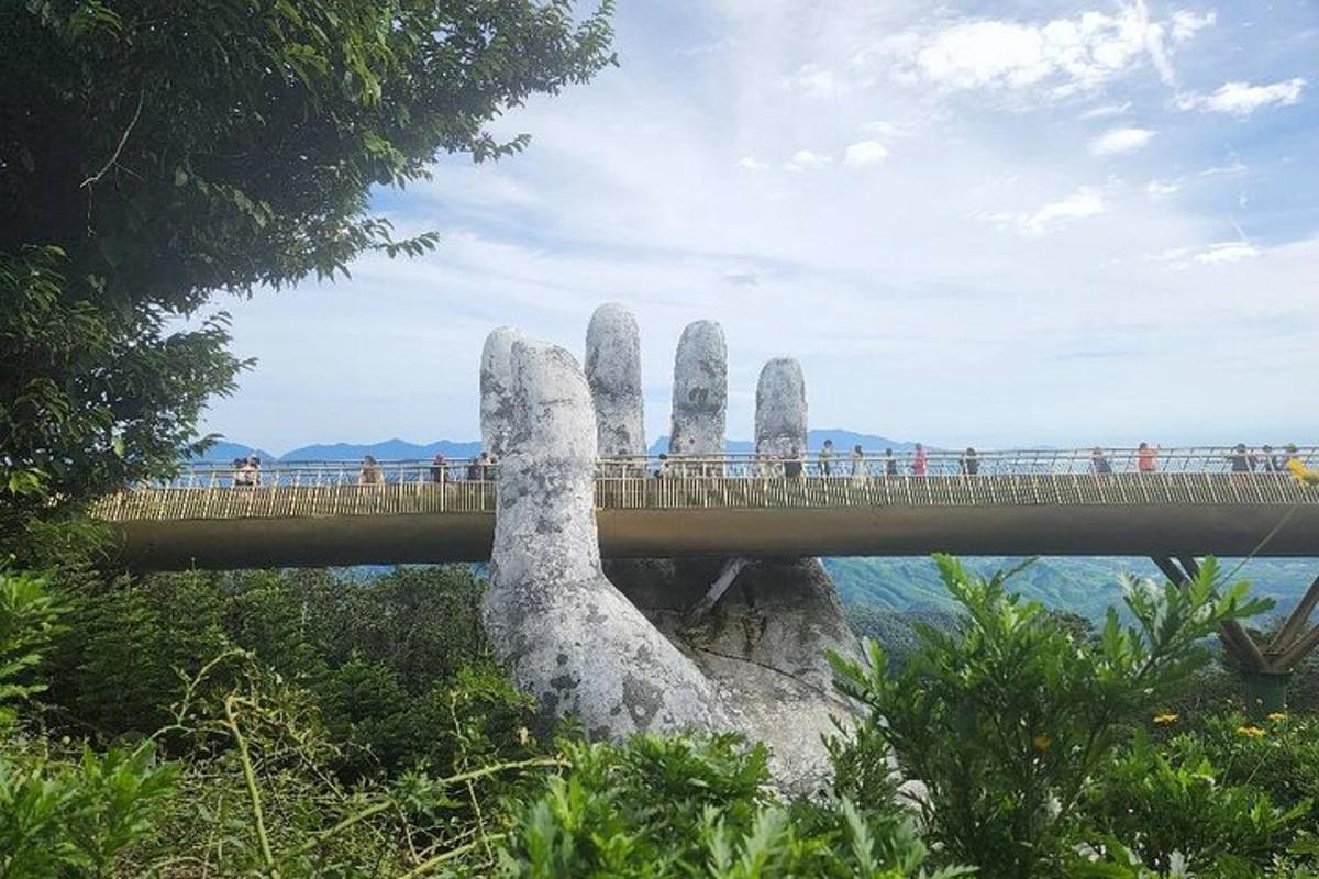 tiltas su milžiniška ranka, ištiesta virš kalno