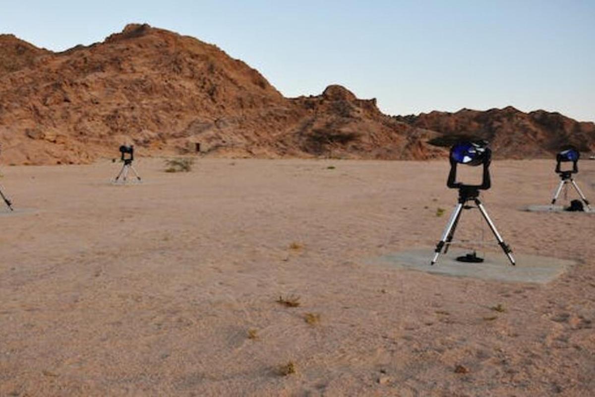 ثلاث كاميرات في الصحراء مع الجبال في الخلفية