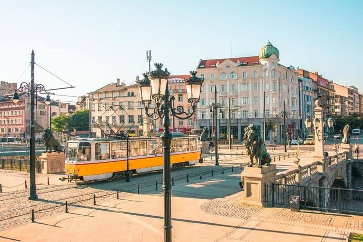 un tramvia groc en una ciutat amb edificis