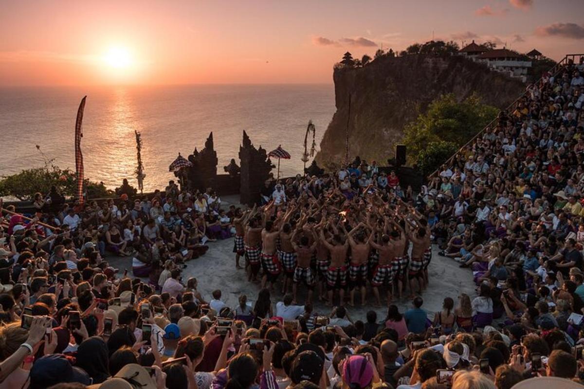 una grande folla di persone che ascolta una band di fronte all'oceano