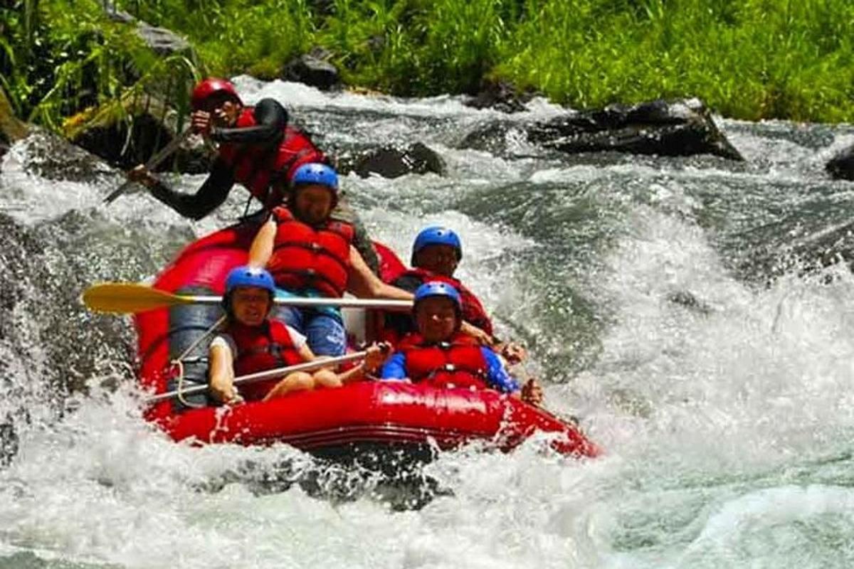 một nhóm người trên bè trên sông