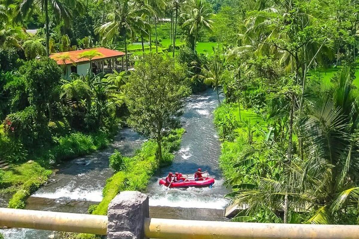 un gruppo di persone in barca su un fiume