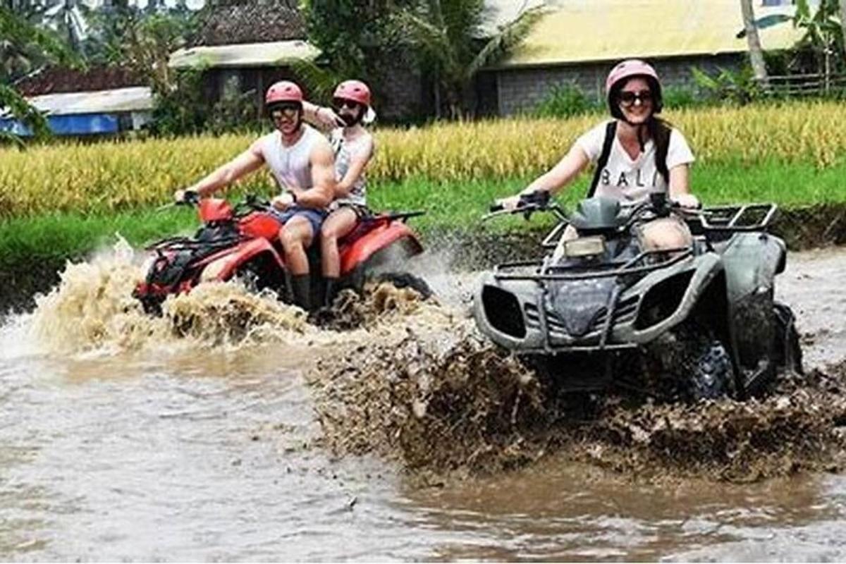 tre persone in sella a quad in acqua