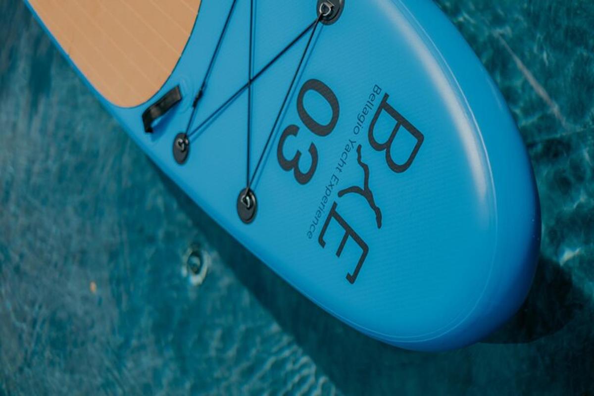 Un frisbee azul está sentado en una piscina