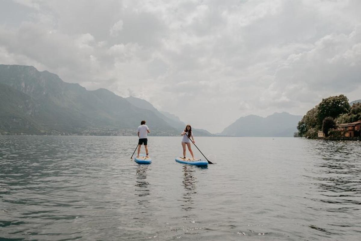 Un hombre y una mujer en tablas de paddle surf en el agua
