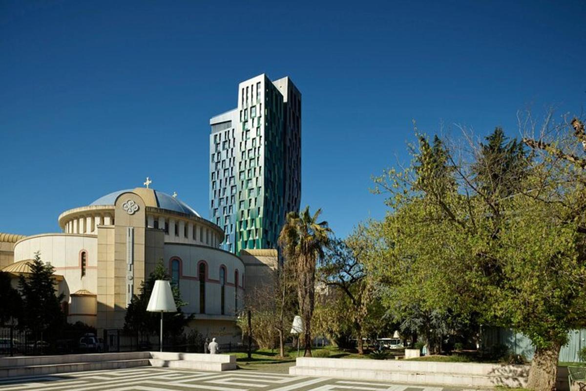 um edifício com uma torre de relógio em frente a um edifício alto