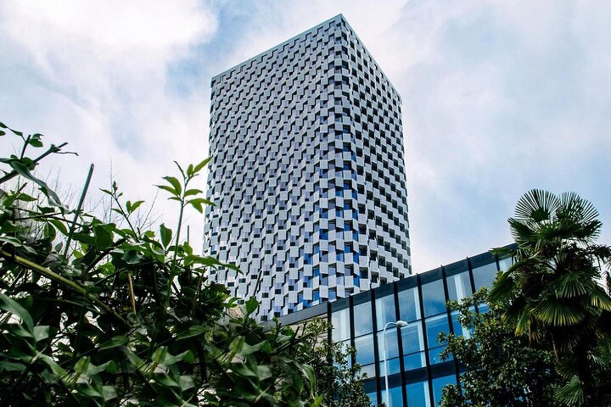 sebuah gedung tinggi dengan banyak jendela