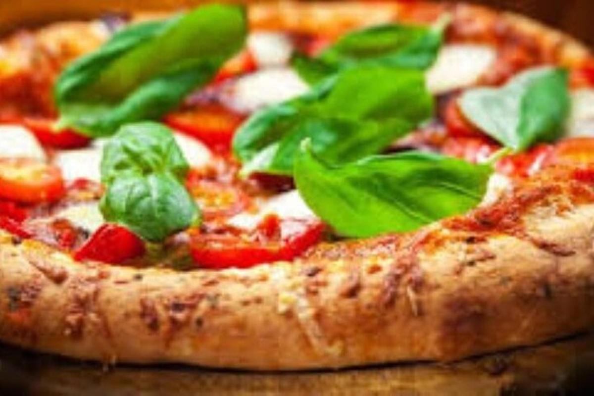 pizza með grænum laufum ofan á